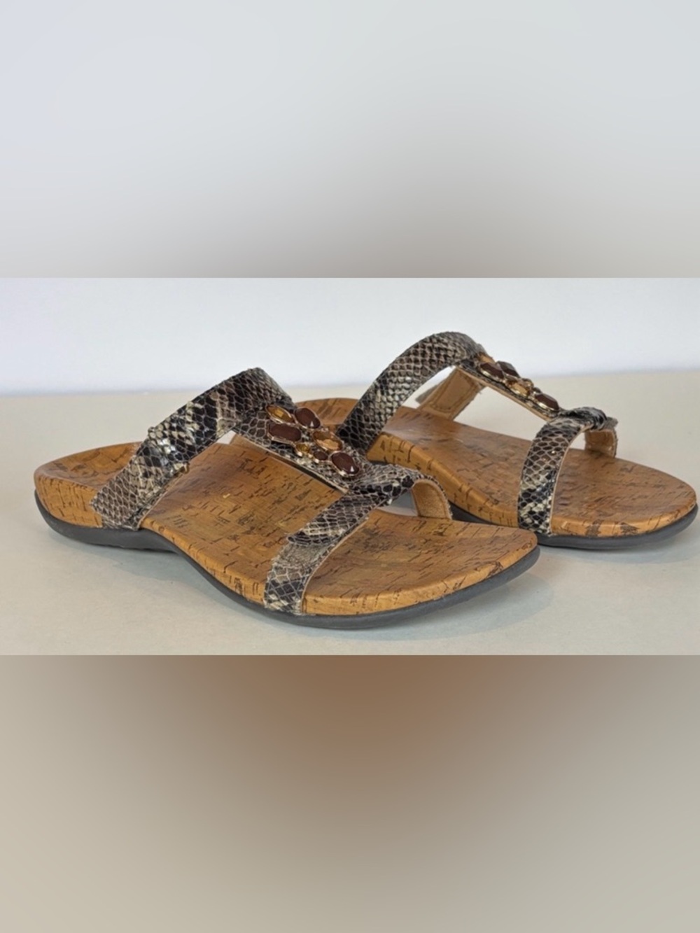 Vionic Viviana Tan and Black Sandals. Size 8